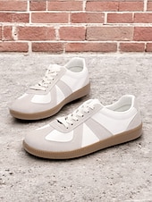 billiga Damsneakers-damsneakers i retro vit mocka och läder - avslappnade gympaskor för vardagskomfort