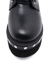 tanie Buty bojowe-damskie czarne buty bojowe na platformie z paskami z ćwiekami i klamrami, punkowe buty motocyklowe w stylu gotyckim do cosplayu i streetwearu