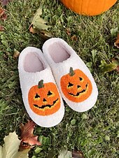 abordables Pour les femmes-Chaussons en polaire confortables sur le thème d&#039;Halloween pour femmes avec des motifs de citrouille et de crâne - chaussures d&#039;intérieur amusantes pour les fêtes d&#039;automne et d&#039;Halloween