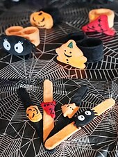 levne Halloweenské doplňky-Plyšové náramky s motivem halloween – dýně, čarodějnický klobouk, pavoučí design pro dětskou párty a dekorace