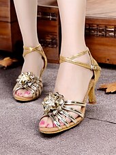abordables Chaussures de danses latines-chaussures de danse à lanières argentées pour femmes avec détails floraux et semelle en daim – talons confortables pour les événements de salon et de fête latins