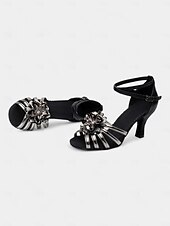 abordables Chaussures de danses latines-chaussures de danse à lanières argentées pour femmes avec détails floraux et semelle en daim – talons confortables pour les événements de salon et de fête latins