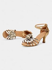 abordables Chaussures de danses latines-chaussures de danse à lanières argentées pour femmes avec détails floraux et semelle en daim – talons confortables pour les événements de salon et de fête latins