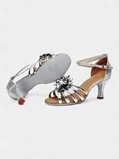 abordables Chaussures de danses latines-chaussures de danse à lanières argentées pour femmes avec détails floraux et semelle en daim – talons confortables pour les événements de salon et de fête latins