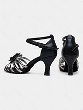 abordables Chaussures de danses latines-chaussures de danse à lanières argentées pour femmes avec détails floraux et semelle en daim – talons confortables pour les événements de salon et de fête latins