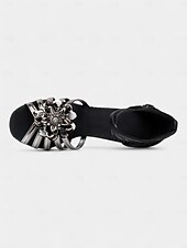 abordables Chaussures de danses latines-chaussures de danse à lanières argentées pour femmes avec détails floraux et semelle en daim – talons confortables pour les événements de salon et de fête latins