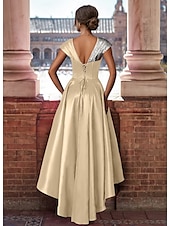 economico Abiti da cocktail-Abiti da cocktail A-Line Abito elegante Ospite di matrimonio Asimmetrico Maniche corte Collo a V Satin con pieghe glitterate Abiti