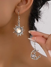 economico Orecchino da donna-orecchini pendenti vintage con sole e luna - gioielli celestiali color argento con accenti di perle e cristalli per le donne, perfetti per look boho e casual