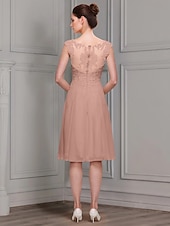 economico Con giacca-abito da sera a trapezio in due pezzi, abito da madre della sposa, elegante, scollo a V, lunghezza al ginocchio, in chiffon, pizzo, maniche lunghe con applicazioni in pizzo 2025