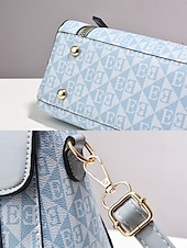 levne Kabelky a tote tašky-elegantní dámská béžová crossbody kabelka – luxusní monogramové provedení s přívěskem srdce a horní rukojetí