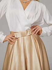 preiswerte Cocktailkleider-Zwei-Teile Cocktailkleider Elegantes Kleid Hochzeitsfeier Teelängen Langarm V-Ausschnitt Satin mit Falten Kleidern