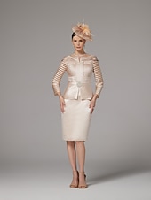 tanie Długość herbaty-Sukienka w Kształcie Sheath Garnitur Sukienka Matki Panny Młodej Elegancka Urocza Plus Size Dekolt Bateau Długość do Kolan Satynowa Rękaw 3/4 Długość Herbaciana z Wstążką  Kryształami Sukienka na