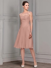 economico Con giacca-abito da sera a trapezio in due pezzi, abito da madre della sposa, elegante, scollo a V, lunghezza al ginocchio, in chiffon, pizzo, maniche lunghe con applicazioni in pizzo 2025