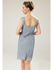 abordables Avec veste-Ensemble robe fourreau/colonne pour cérémonie de plage tenue de la mère de la mariée robe élégante à col bijou longueur genoux chiffon en dentelle manches 3/4 manteau inclus robes avec perles