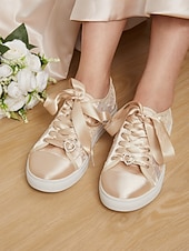billiga Brud-damsneakers i spets med satängkanter - perfekta för ett avslappnat chic bröllop