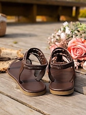 billiga Semester Sandaler-bruna flätade platta sandaler med t-rem för kvinnor med elastiskt ankelband - sommarskor i boho-stil för strand- och fritidskläder