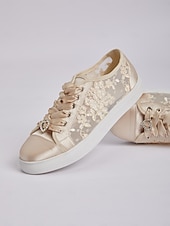 billiga Brud-damsneakers i spets med satängkanter - perfekta för ett avslappnat chic bröllop