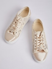 billiga Brud-damsneakers i spets med satängkanter - perfekta för ett avslappnat chic bröllop
