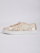 billiga Brud-damsneakers i spets med satängkanter - perfekta för ett avslappnat chic bröllop