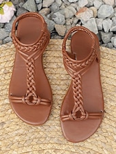 billiga Semester Sandaler-bruna flätade platta sandaler med t-rem för kvinnor med elastiskt ankelband - sommarskor i boho-stil för strand- och fritidskläder