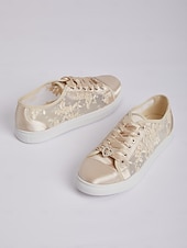 billiga Brud-damsneakers i spets med satängkanter - perfekta för ett avslappnat chic bröllop