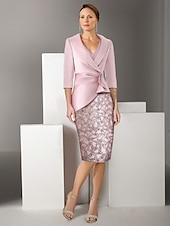 preiswerte Mit Jacke-Zwei Stücke Säulen-/Säulen-Kleid Anzug Mutter der Braut Kleid Vintage Funkeln  Glanz V-Ausschnitt Knie Länge Satin Glitzer Spitze 3/4 Ärmel mit Spitzenapplikationen Derby Kleid Renntag Kleid 2025