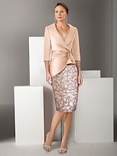 preiswerte Mit Jacke-Zwei Stücke Säulen-/Säulen-Kleid Anzug Mutter der Braut Kleid Vintage Funkeln  Glanz V-Ausschnitt Knie Länge Satin Glitzer Spitze 3/4 Ärmel mit Spitzenapplikationen Derby Kleid Renntag Kleid 2025