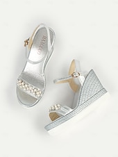 preiswerte Lässige Sandalen-Silberne Damen-Keilsandaletten mit Perlenverzierung und Fesselriemchen, elegante Plateauschuhe für Hochzeiten, Partys und besondere Anlässe
