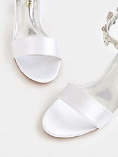 preiswerte Prom-weiße Satin-Brautsandalen mit Blockabsatz und floralem Fesselriemchen – perfekt für Hochzeiten und Empfänge