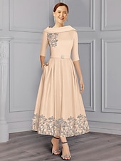 baratos Comprimento do chão-Vestido Mãe da Noiva A-Line Vestido Elegante Simples Decote em V Comprimento do Tornozelo Comprimento de Chá de Cetim Manga 3/4 Com Pregas de Renda com Lantejoulas Vestido de Dia de Corrida