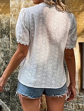 abordables Hauts en dentelle-Blouses en dentelle élégantes blanches pour femmes blouse à œillets décontractée unie régulière à manches courtes en V dentelle œillets coupe régulière quotidienne blancs jaunes romantiques petits