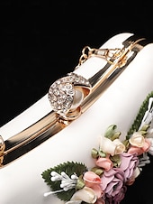 ieftine Semi-formal-Set de pantofi albi cu toc pisicuță cu ornamente florale de epocă și set clutch asortat pentru femei - ideal pentru nunți și ocazii formale