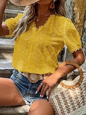 abordables Hauts en dentelle-Blouses en dentelle élégantes blanches pour femmes blouse à œillets décontractée unie régulière à manches courtes en V dentelle œillets coupe régulière quotidienne blancs jaunes romantiques petits