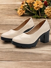 preiswerte Plateau-Pumps-Damenpumps aus Lackleder mit Plateau und dickem Absatz und Brogue-Details, elegante Schuhe im Vintage-Stil fürs Büro, Partys und formelle Anlässe