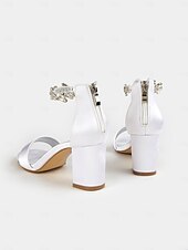 preiswerte Prom-weiße Satin-Brautsandalen mit Blockabsatz und floralem Fesselriemchen – perfekt für Hochzeiten und Empfänge