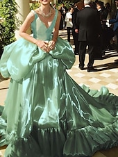 preiswerte GRÜN-Ballkleid Abendkleid Promistil Gestuftes Kleid Karneval Formal Mit Zug Ärmellos Tiefer Ausschnitt Glänzendes Satin mit Rüsche
