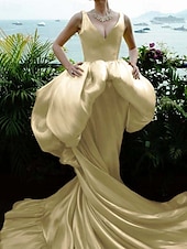 preiswerte GRÜN-Ballkleid Abendkleid Promistil Gestuftes Kleid Karneval Formal Mit Zug Ärmellos Tiefer Ausschnitt Glänzendes Satin mit Rüsche