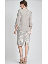 abordables Avec veste-Robe mère de la mariée deux pièces robe fourreau  colonne élégante vintage col en V longueur thé chiffon dentelle florale appliquée à manches 3/4 avec veste ruchée robe de jour de course