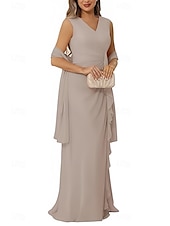 baratos Vestidos para Madrinhas-sereia / trompete vestido de dama de honra decote em v sem mangas elegante comprimento até o chão chiffon com babados / franzidos 2025