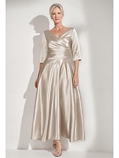 baratos Comprimento do chão-Vestido Mãe da Noiva A-Line Elegante Simples Luxuoso Decote V Gola de Camisa Comprimento Total Cetim Manga Curta com Pregas