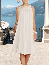 preiswerte Teelänge-Sheath  Column Brautmutterkleid Hochzeitsgast Elegant Rundhalsausschnitt Knie Länge Chiffon Ärmellos mit Falten Perlen Midi Kleid 2025