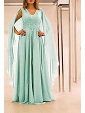 abordables JAUNE-Robe A-Line Plus Size Courbe Mère de la Mariée Robe Élégante Invité de Mariage Longueur de Sol Manche Courte Col V Chiffon avec Plis Broderie 2025