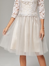 baratos Comprimento do chá-Vestido A-Line Mãe da Noiva Convidada de Casamento Elegante Decote Transparente Midi de Chiffon com Tule e Mangas 3/4 com Pregas e Aplicações 2025