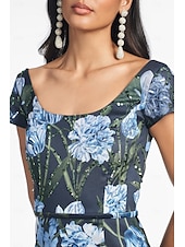 abordables BLEU-Robe de Soirée Colonne Imprimé Floral Marine Robe Élégante Robe de Mariage Invitée Formelle Longueur de Sol Manche Courte Col Bijou avec Paillettes Robe Invitée de Mariage