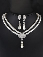 abordables Collar de mujer-Elegante conjunto de joyas nupciales de perlas: collar de doble capa y aretes colgantes con detalles de diamantes de imitación, accesorios de boda vintage para mujeres, joyas formales para fiestas y veladas