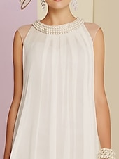 preiswerte Teelänge-Sheath  Column Brautmutterkleid Hochzeitsgast Elegant Rundhalsausschnitt Knie Länge Chiffon Ärmellos mit Falten Perlen Midi Kleid 2025