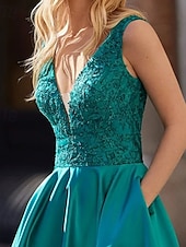 levne Koktejlové šaty-A-line koktejlové šaty elegantní šaty formální svatební host čajová délka bez rukávů hluboký výstřih kapsa krajková aplikace s korálky kapsové šaty