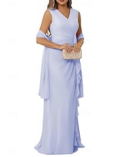 baratos Vestidos para Madrinhas-sereia / trompete vestido de dama de honra decote em v sem mangas elegante comprimento até o chão chiffon com babados / franzidos 2025
