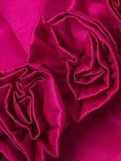 preiswerte Cocktailkleider-Säulen Cocktailkleider Elegantes Kleid Formelles Hochzeitskleid Tee Länge Ärmellos Off-Shoulder Rosa Kleid Satin mit Blume