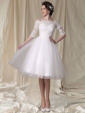 levne Krátké bílé šaty-Šaty na zásnuby malé bílé svatební šaty A-line off shoulder půl rukávu po kolena saténové svatební šaty s páskem  stuhou a sklady